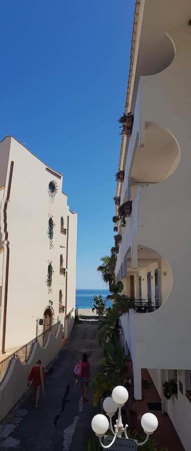 Appartamento I Puritani On The Beach Giardini-Naxos Exterior foto