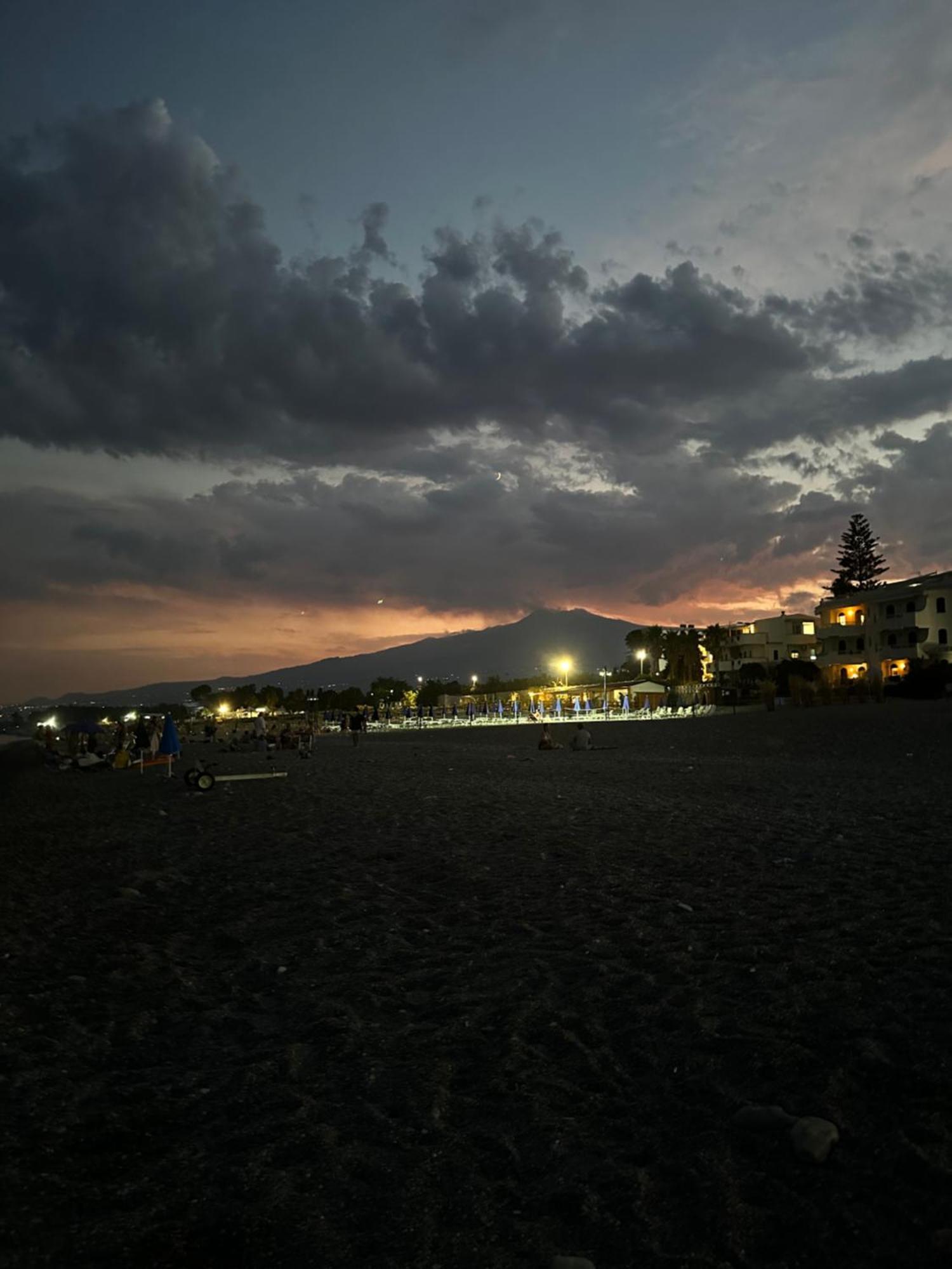 Appartamento I Puritani On The Beach Giardini-Naxos Exterior foto