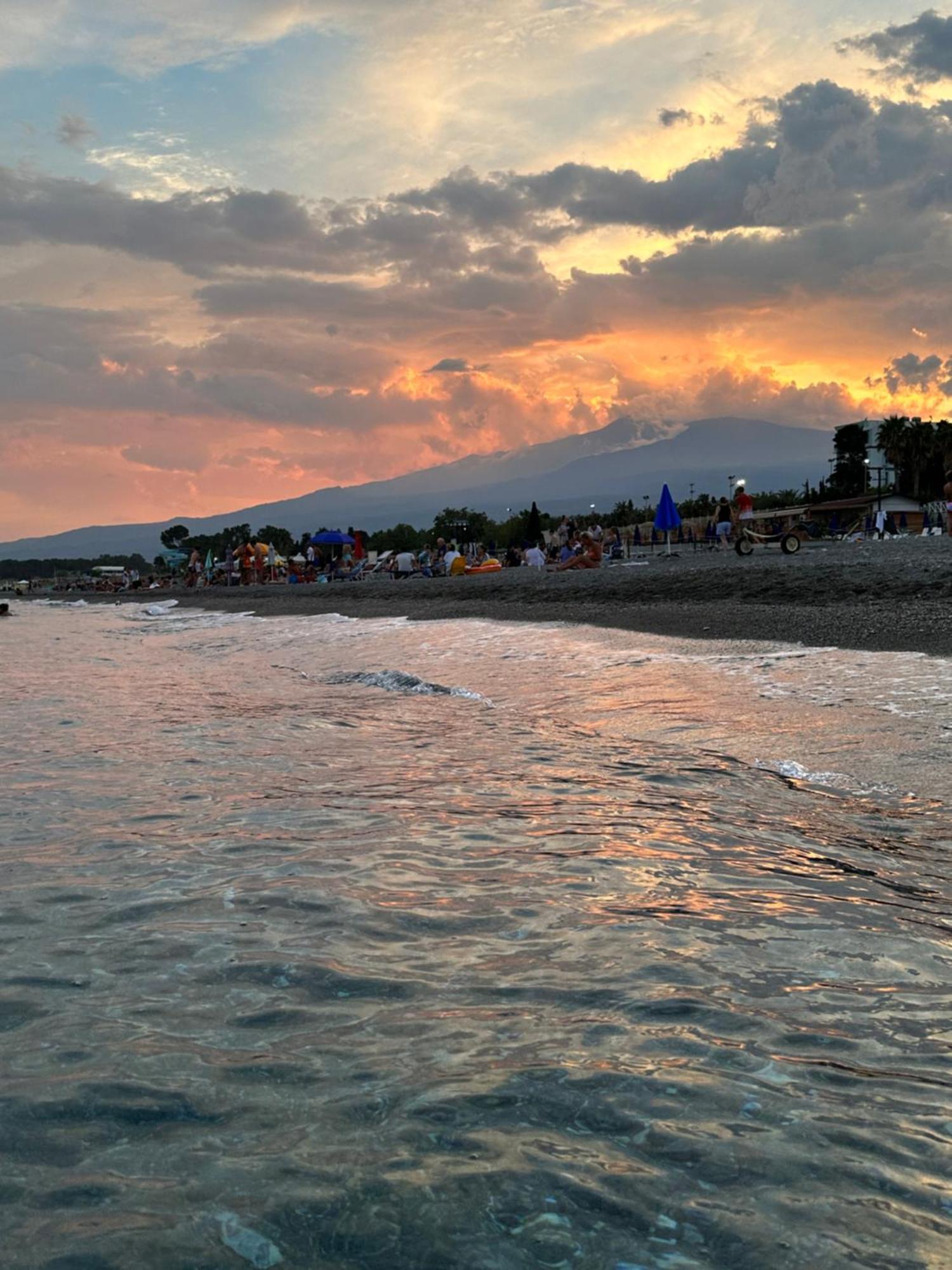 Appartamento I Puritani On The Beach Giardini-Naxos Exterior foto
