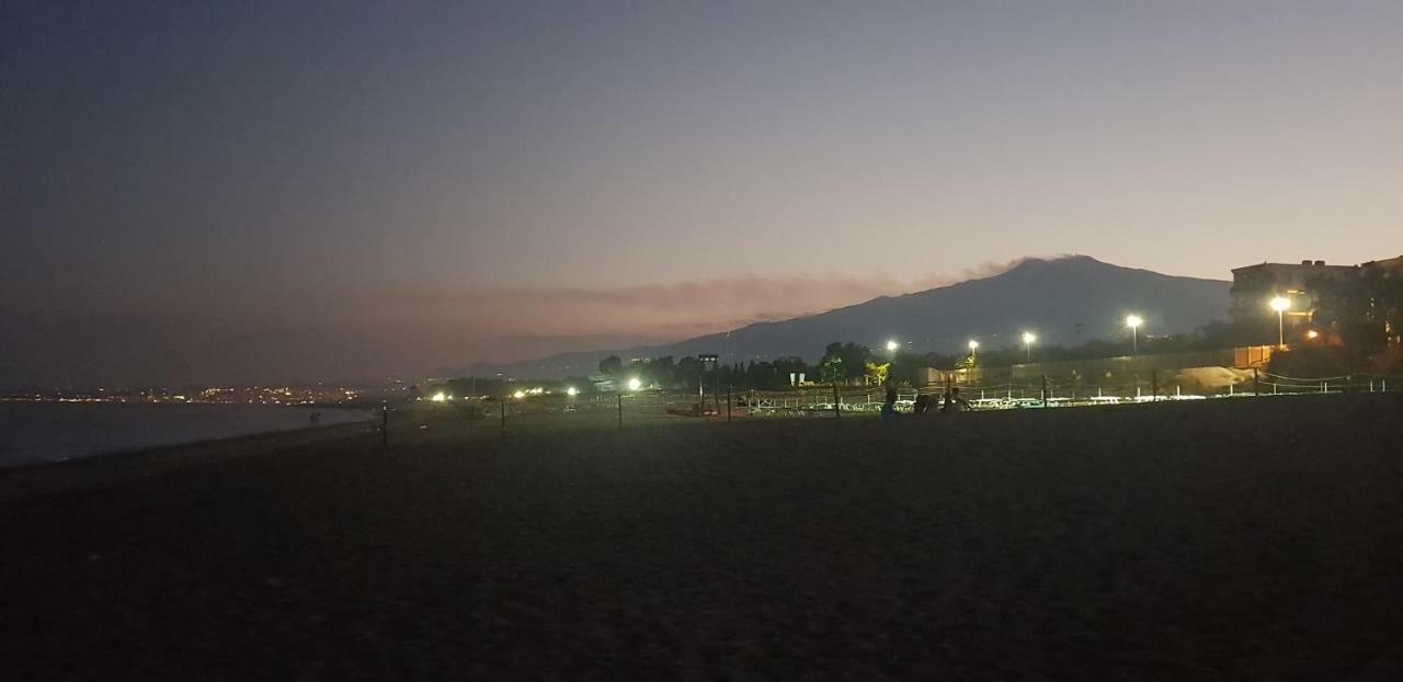 Appartamento I Puritani On The Beach Giardini-Naxos Exterior foto