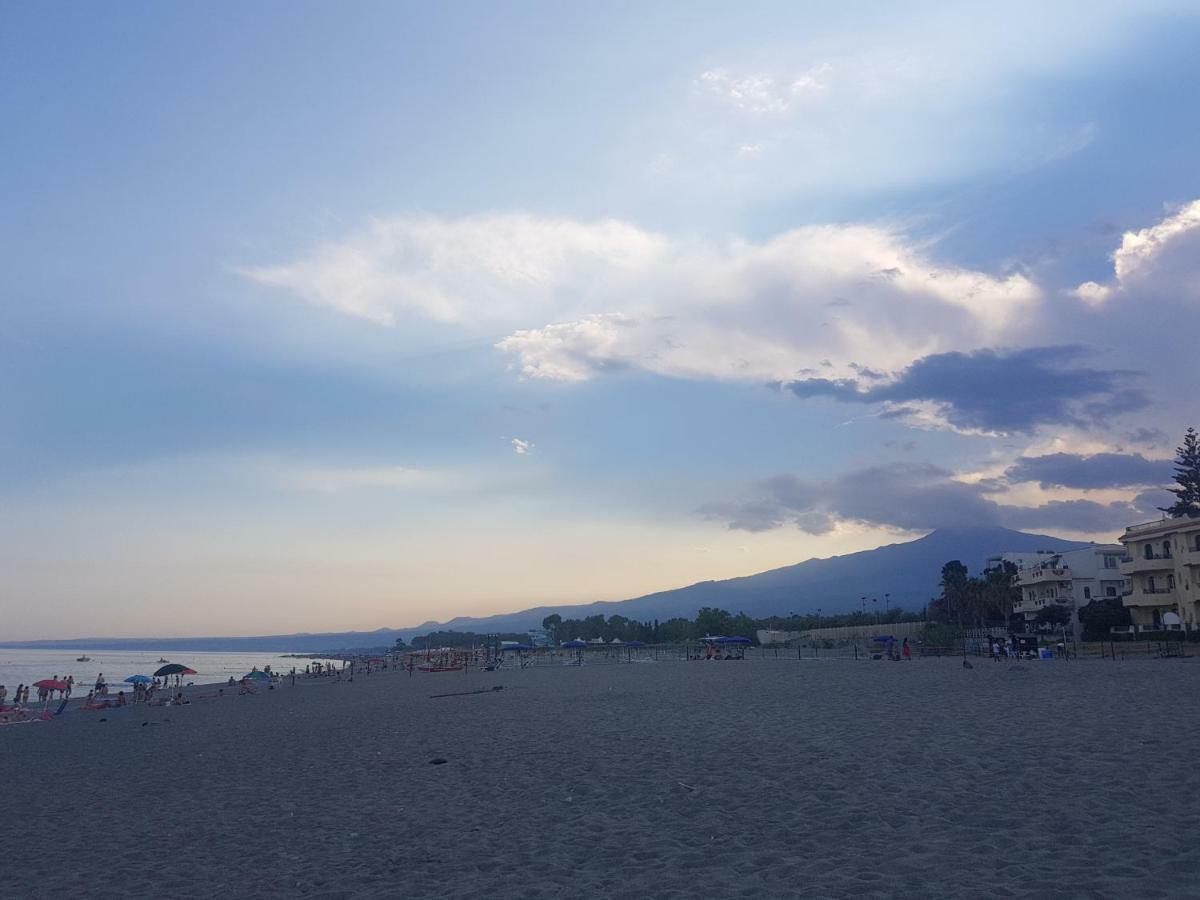 Appartamento I Puritani On The Beach Giardini-Naxos Exterior foto