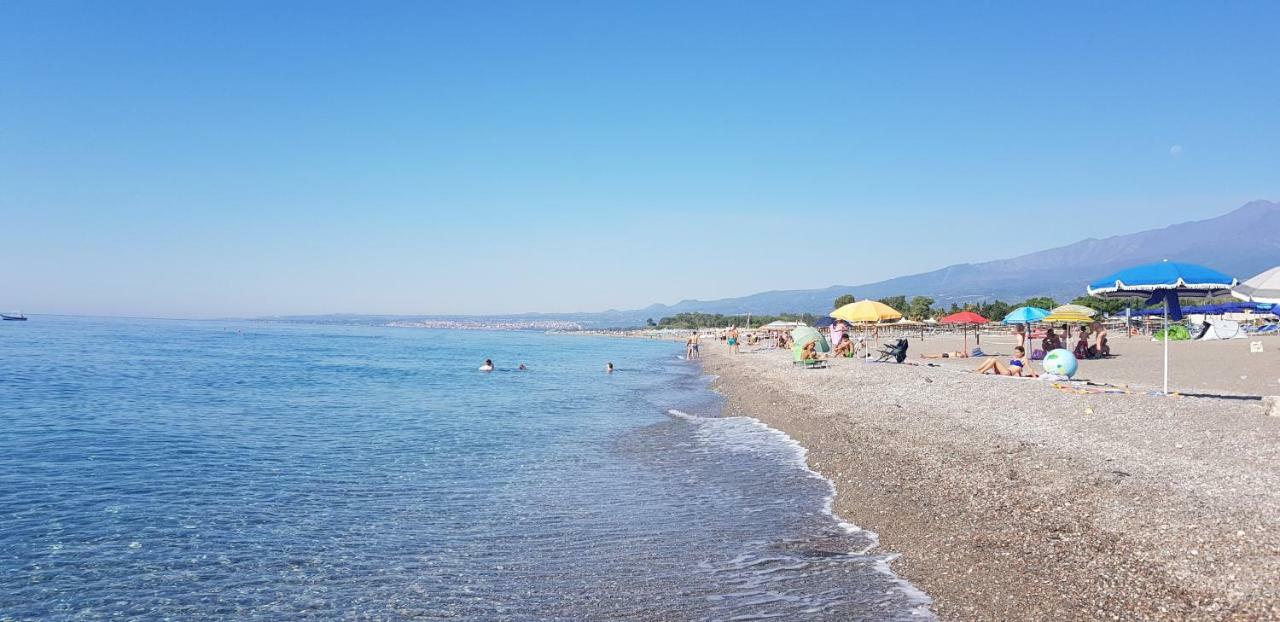 Appartamento I Puritani On The Beach Giardini-Naxos Exterior foto